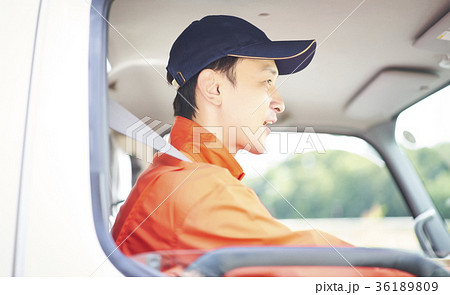 運転する男性 36189809