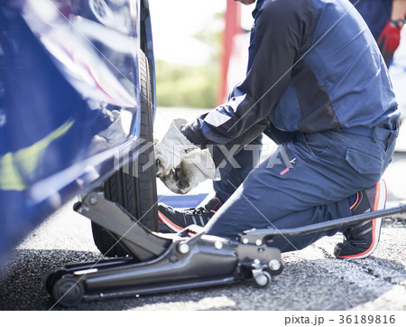 ロードサービスの男性 36189816