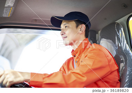運転する男性 36189820