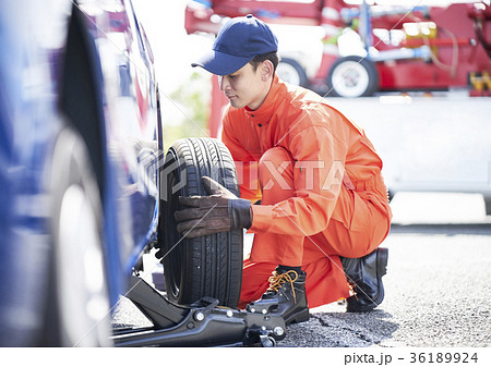 ロードサービスの男性 36189924