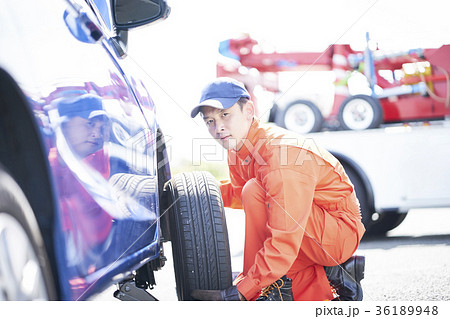 ロードサービスの男性 36189948