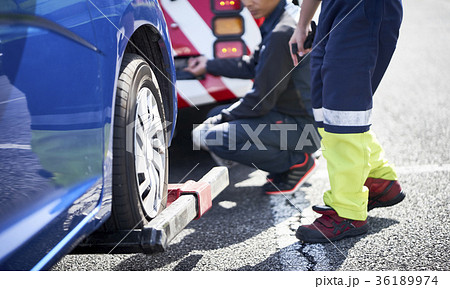 ロードサービスの男性 36189974