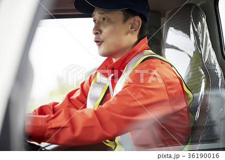 運転する男性 36190016
