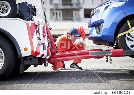 ロードサービスの男性 36190133