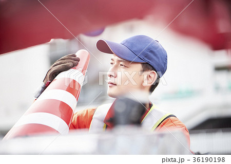 ロードサービスの男性 36190198