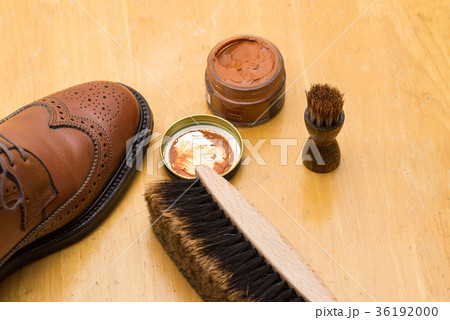 シューケアー 靴磨きイメージ シューケアー 靴磨きイメージ 36192000