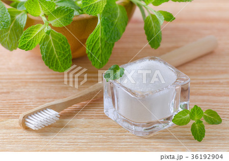 alternative natural toothpaste xylitol, soda, salt 36192904