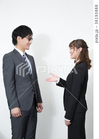 スーツを着て立っている男女 36193888