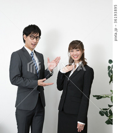スーツを着て立っている男女 36193895