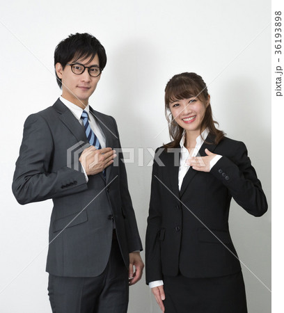 スーツを着て立っている男女 36193898