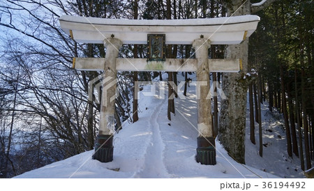 冬期三峯神社奥宮東屋前の鳥居 36194492