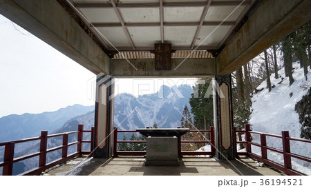 三峯神社奥宮遥拝殿と奥宮のある妙法ヶ岳 36194521
