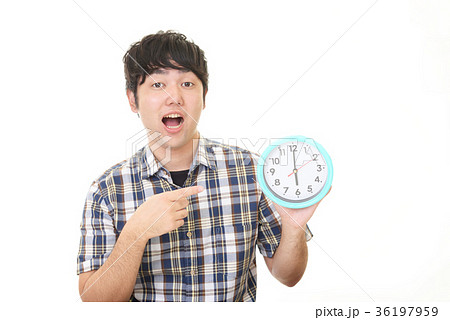 驚いた表情の男性 36197959