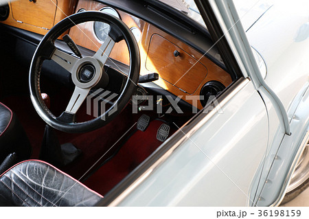 レトロな車の運転席の写真素材