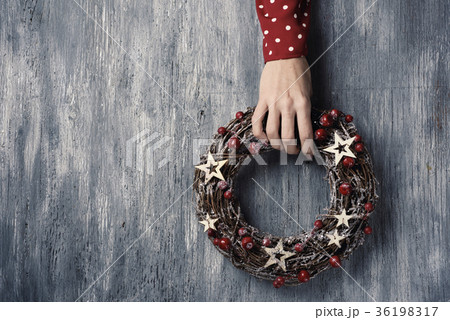woman with a christmas wreath 36198317