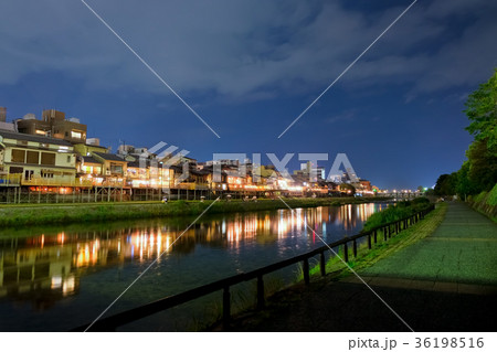 京都 鴨川 夜景の写真素材