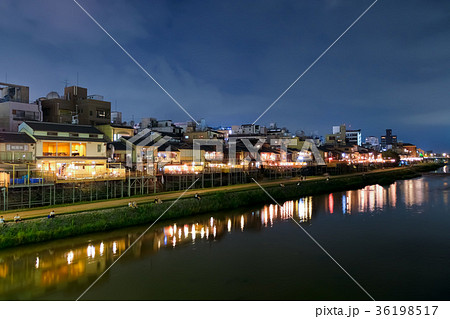 京都 鴨川 夜景の写真素材