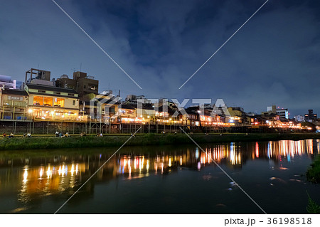 京都 鴨川 夜景の写真素材