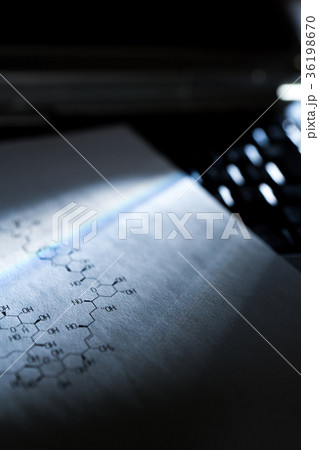 構造式とノートパソコン 36198670