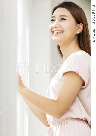 若い女性 カーテン ウィンドウ 36199443
