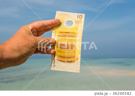 Maldives bank note in female's hand 36200582