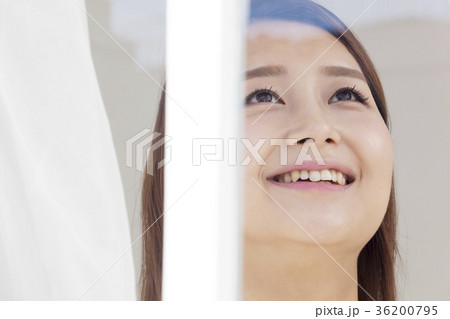 若い女性 ウィンドウ 窓 36200795