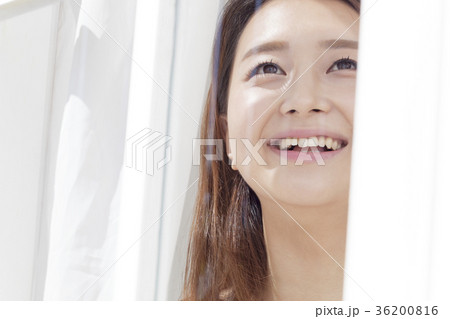 若い女性 ウィンドウ 窓 36200816