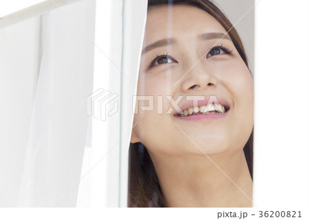 若い女性 ウィンドウ 窓 36200821