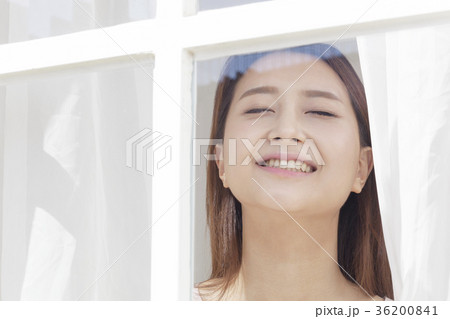 若い女性 ウィンドウ 窓 36200841