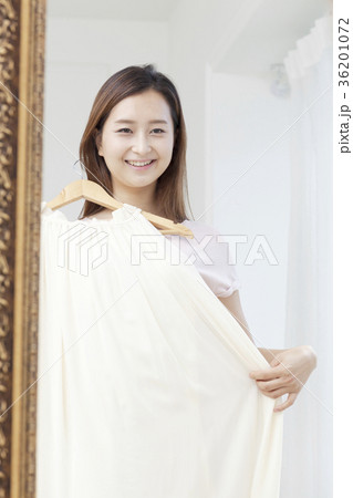 若い女性 鏡 笑顔 36201072
