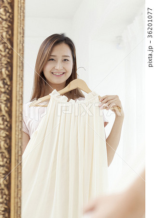 若い女性 鏡 笑顔 36201077