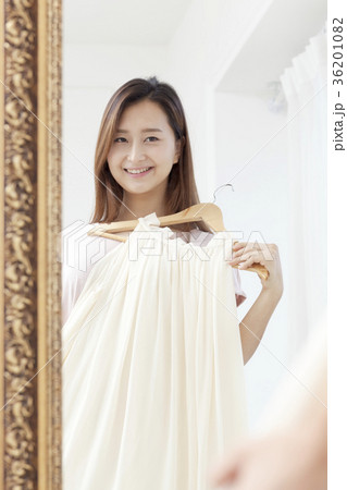 若い女性 鏡 笑顔 36201082