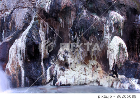 日光市　川俣　湯沢噴泉塔　源泉の析出物 36205089