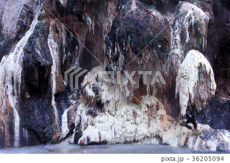 日光市　川俣　湯沢噴泉塔　源泉の析出物 36205094