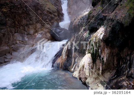 日光市　川俣　湯沢噴泉塔　源泉の析出物 36205164