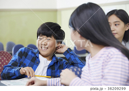 振り返っ表示 振り向く 少年 36209299