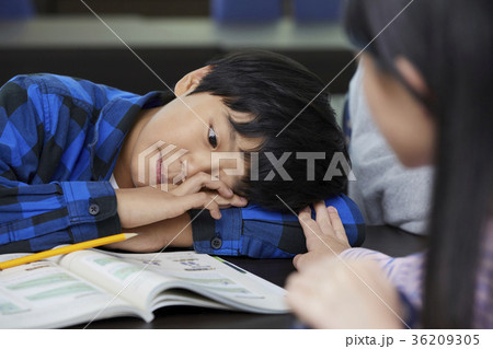 教室 少年 デスク 36209305