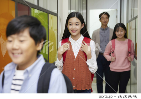 廊下 少女 子供 36209646