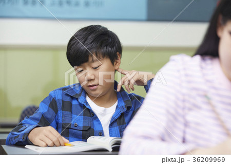 下を向く 男 男性 36209969