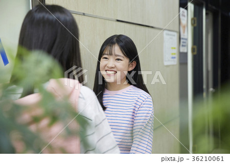 10代 東洋人 廊下 36210061
