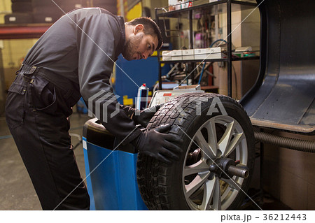 auto mechanic balancing car tire at workshop auto mechanic balancing car tire at workshop 36212443