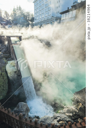 草津温泉湯畑の滝（縦） 36214964