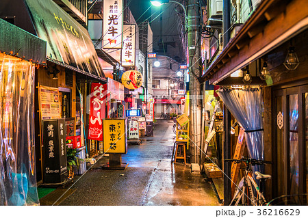 東京都 赤羽 レトロな飲み屋街 雨天 の写真素材 東京都 赤羽 レトロな飲み屋街 雨天 の写真素材