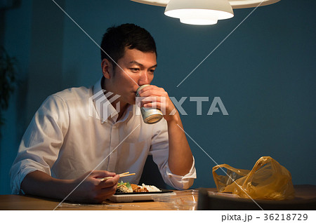 コンビニ弁当を食べる若いビジネスマン 36218729