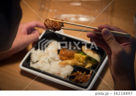 コンビニ弁当を食べる若い男性　手元 36218897