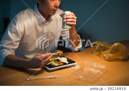コンビニ弁当を食べる若いビジネスマン 36218919