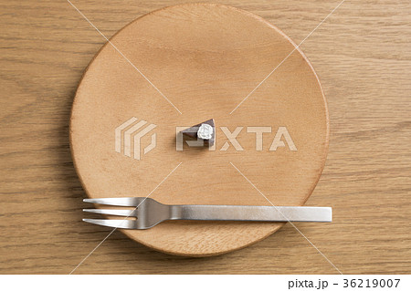 ダイエットイメージ　小さいケーキを食べる 36219007