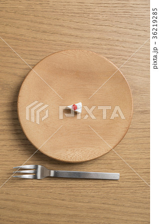 ダイエットイメージ　小さいケーキを食べる 36219285