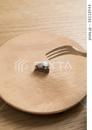 ダイエットイメージ　小さいケーキを食べる 36219544