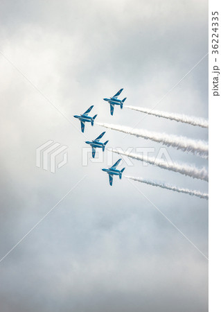 ブルーインパルスのアクロバット飛行 36224335